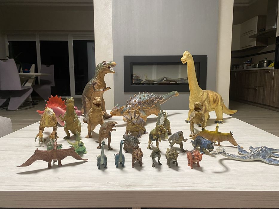 Дитячі іграшки динозаври