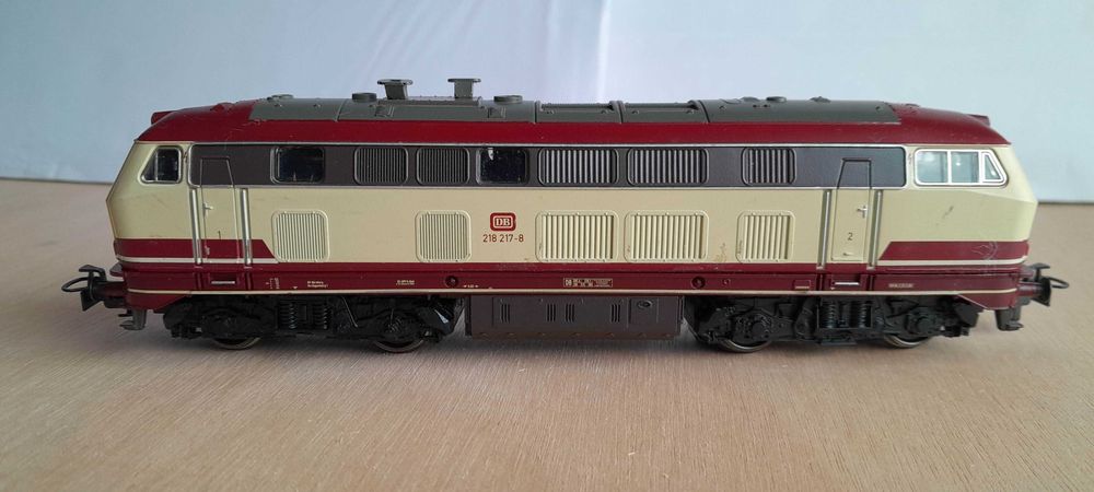 Locomotiva DB BR 218 h0 da Marklin ref. 30747 Analógica com as cores "TEE". Esta locomotiva é ideal para rebocar o conjunto 40541