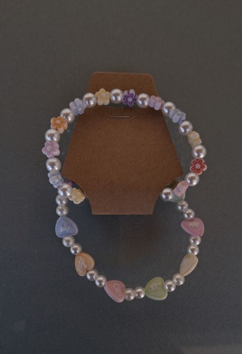 Duas pulseiras de criança