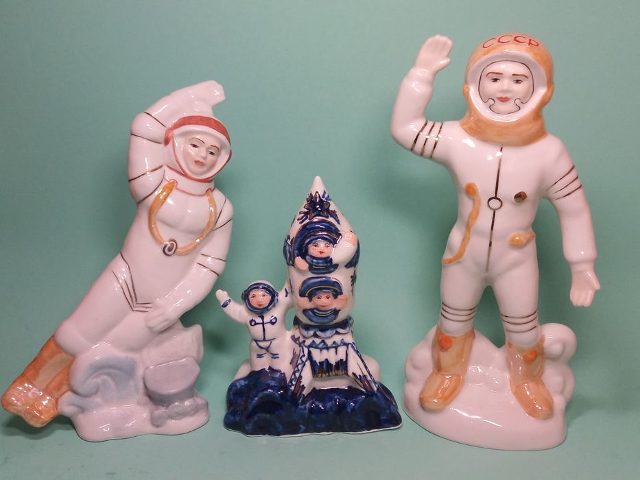 Статуэтка фарфоровая.