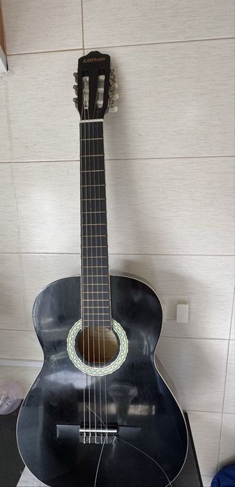 Guitarra clássica de cor preta da marca Clifton