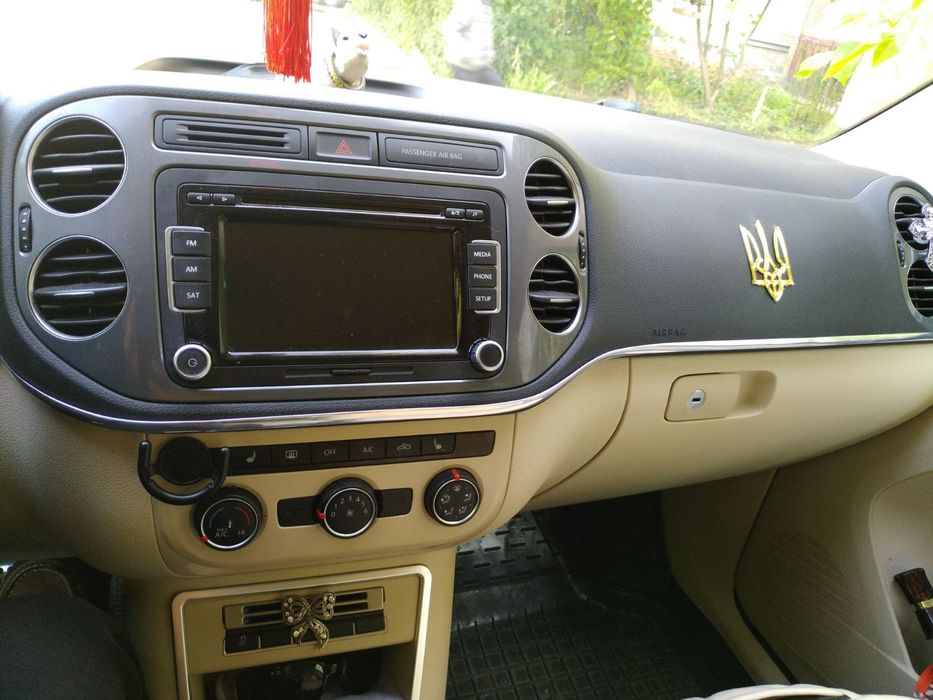 Автототранспорт Фольксваген-Тигуан серебристо серого цвета