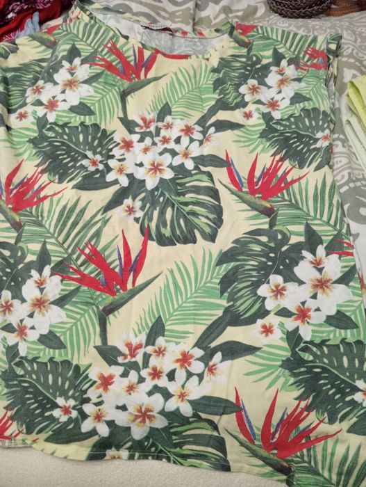 Bluzka w tropikalny print