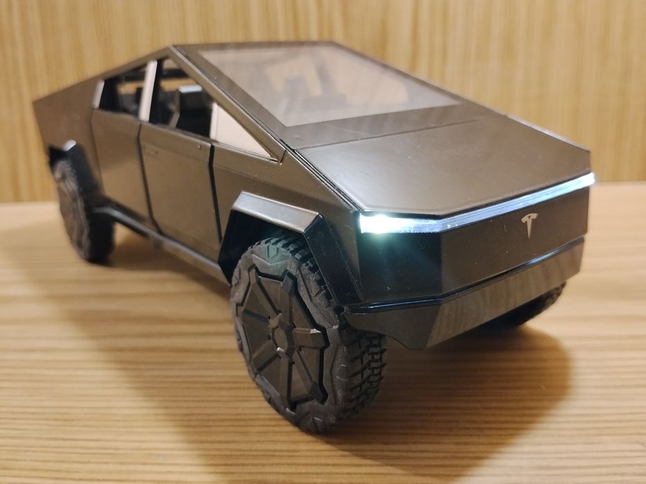 Модель Tesla Cybertruck 1:24 Автопром металл свет звук инерция Тесла