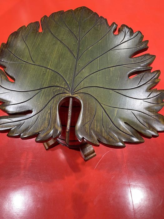 Mesa de bar feita a partir de um barril de carvalho muito antigo