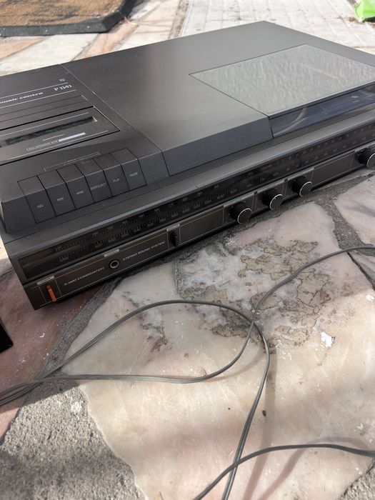 Leitor de Vinil Philips F1141 e radio antigo para peças