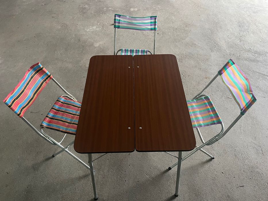 Mesa dobrável com 3 bancos