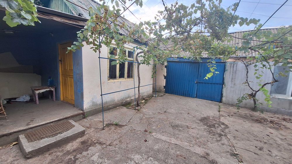 Продам дом в центре поселка Великодолинское.