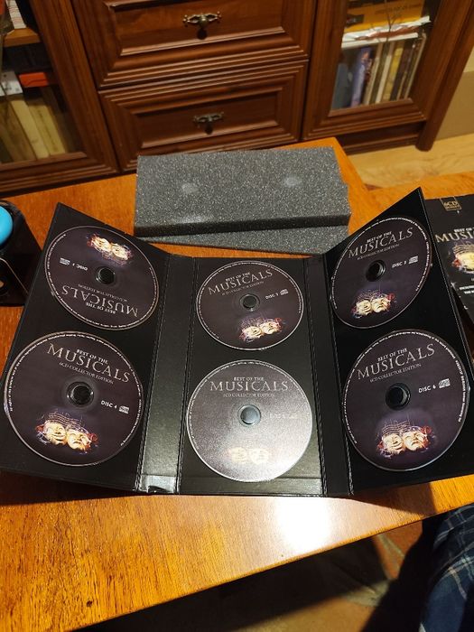 Сборник лучших мюзиклов на 6 CD, коллекционное издание , 2006 год.