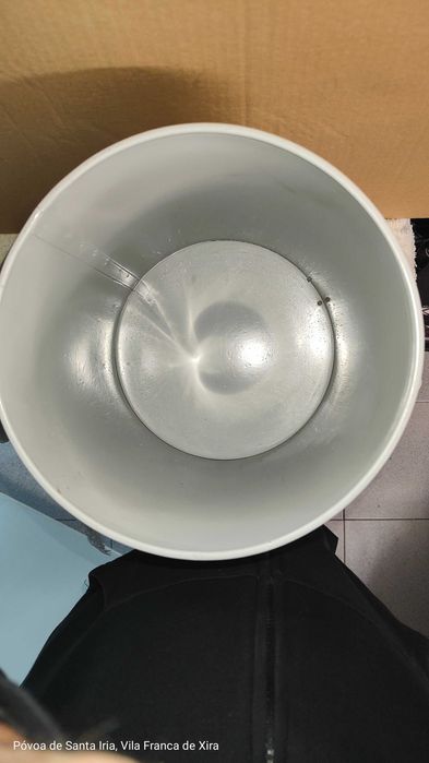 Cesto de papéis em chapa cor cinza