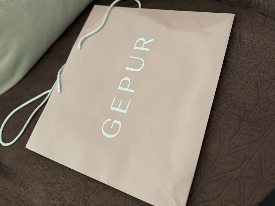 Подарункові і брендові пакети різних марок.