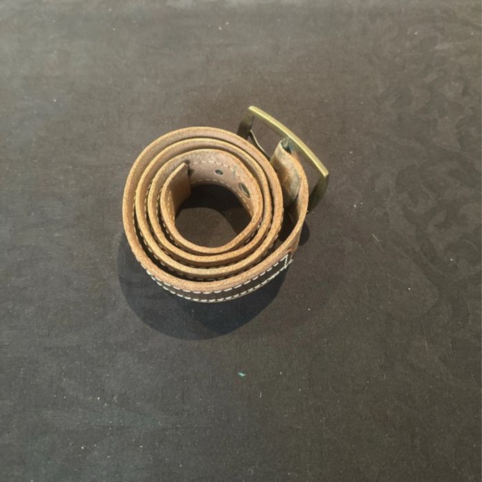 Cinto castanho com argolas largas