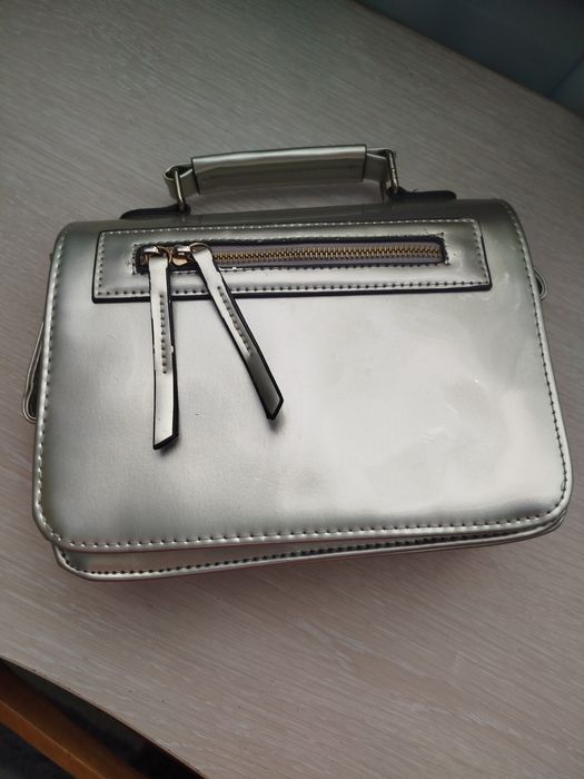 Сумка срібляста.