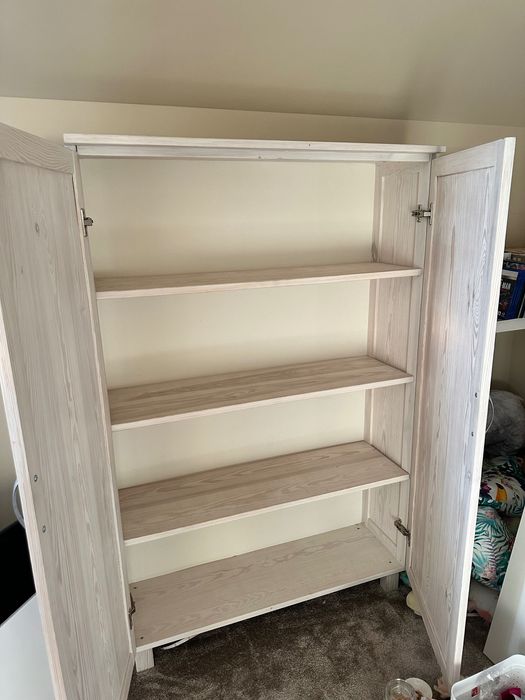 Komoda biała z półkami