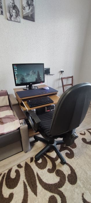 Комп’ютерний стіл + механічне крісло з регулюванням висоти та нахилом