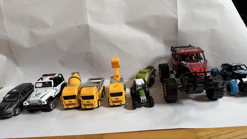 Zestaw zabawkowych samochodów