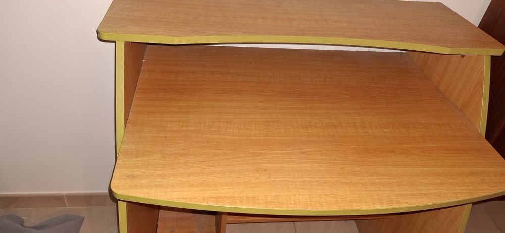 Secretária de madeira clara