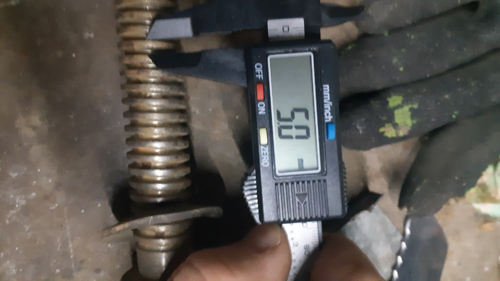 Шпилька з трапецеподібною різьбою