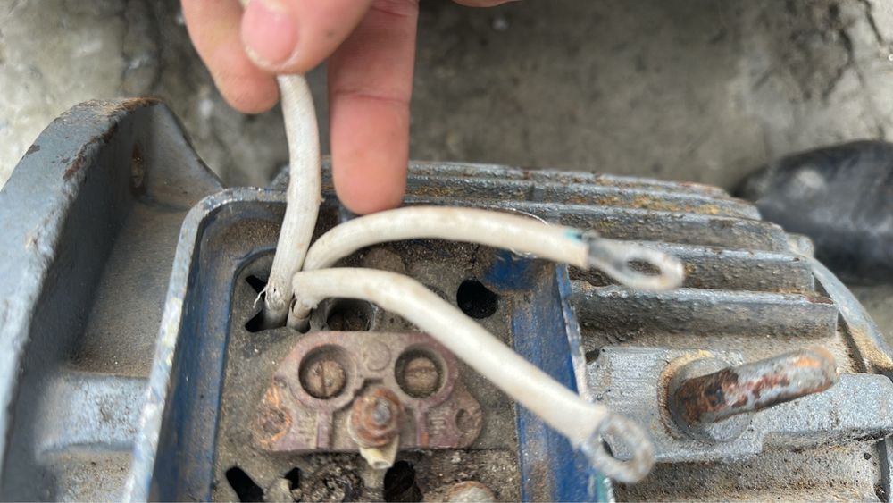 Продам электродвигатели 2.шт 2.2/1000 фл