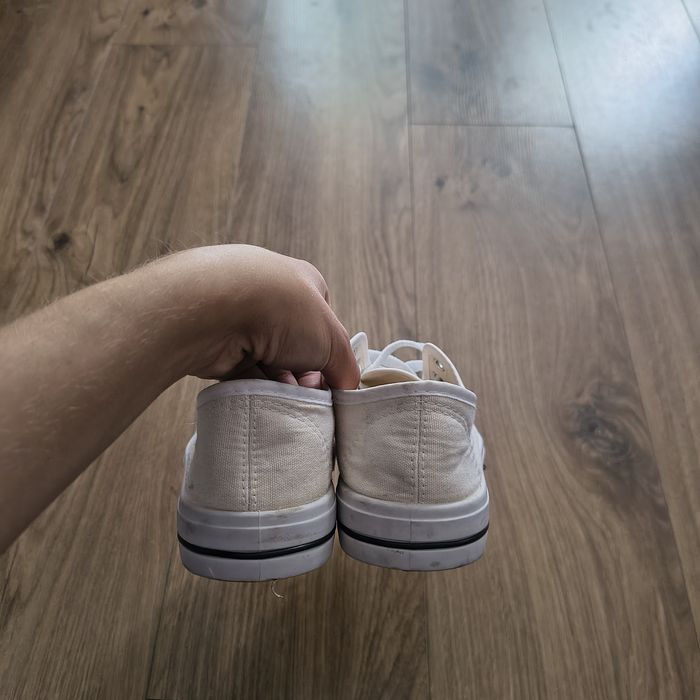 Białe tenisówki trampki