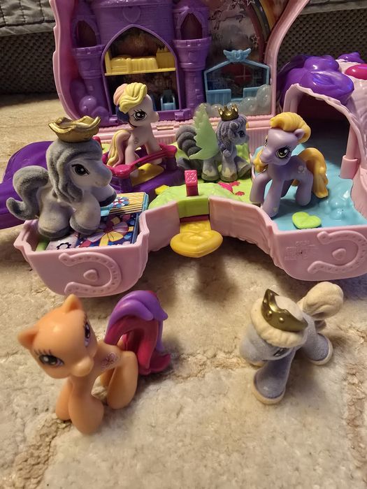 Polly Pocket plus szesc malych konikow