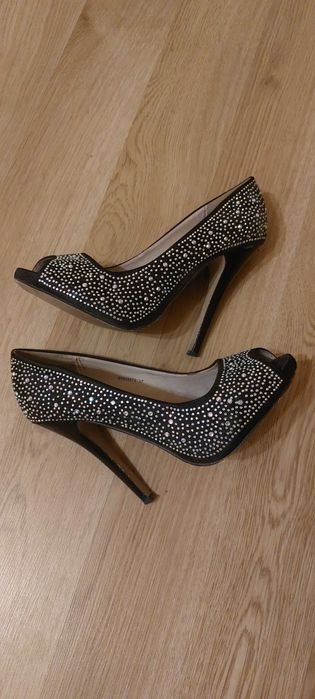 Туфлі на шпильці