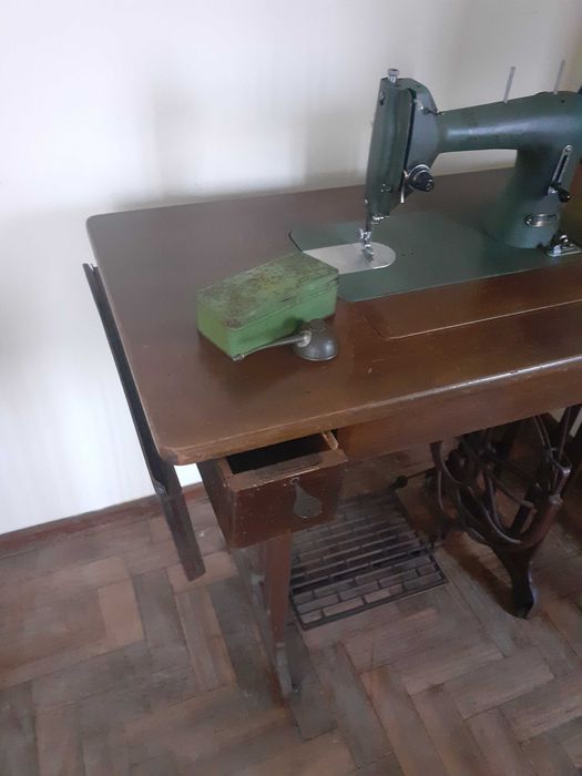 Duas Máquinas costura Husqvarna