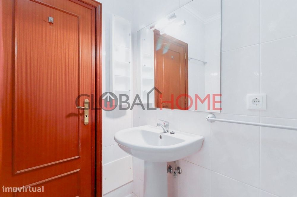 Apartamento T1 Renovado ao centro de Canelas