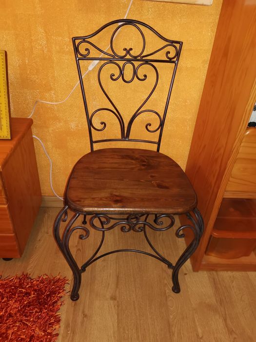 Cadeira decorativa de ferro ornamentada