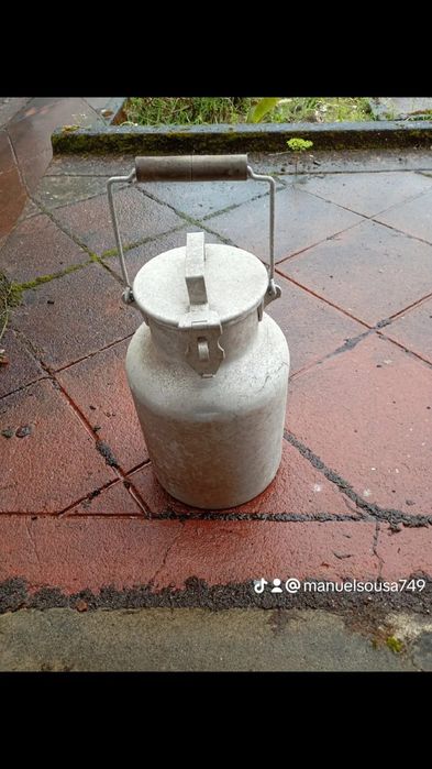 Vendo esta leiteira muita bonita bom estado