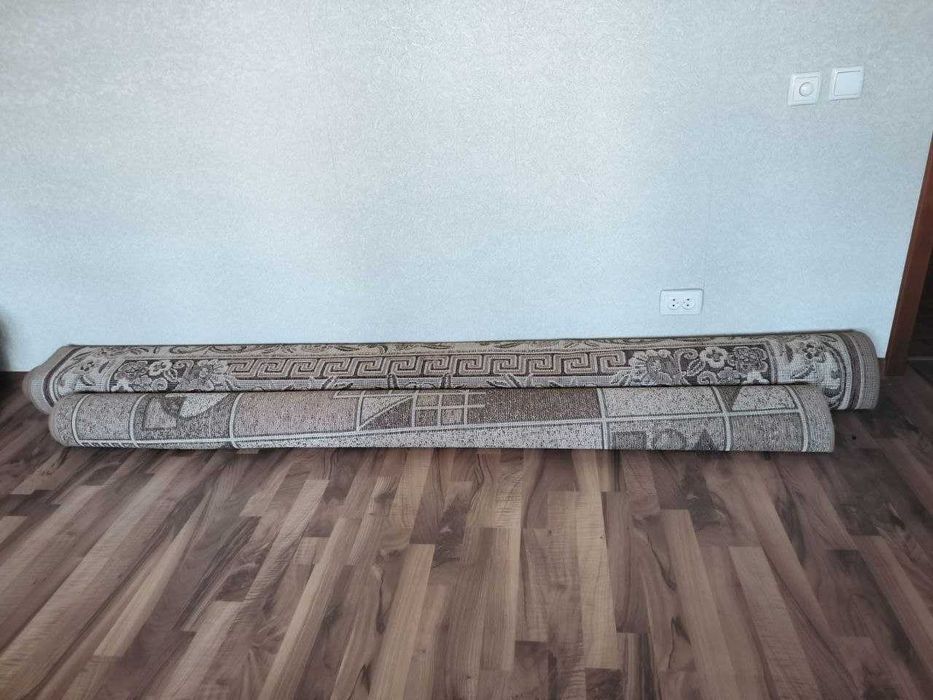 угловой диван,канапе,ковры.