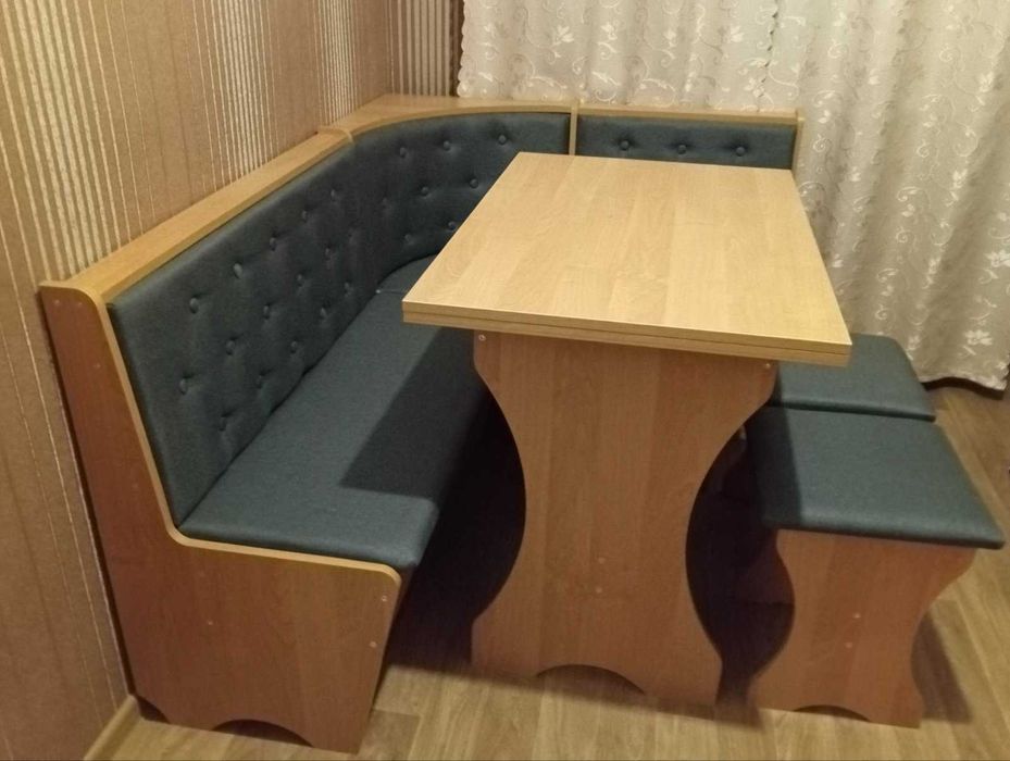 Комплект на кухню: Куток, стіл, дві табуретки. Готово до відправки.