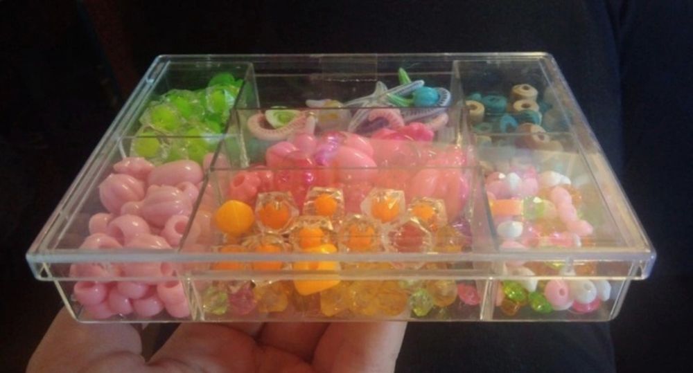 Caixa com missangas para colares ou pulseiras para crianças