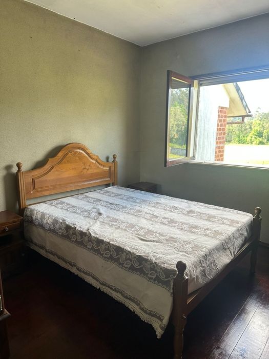 Cama com mesinhas