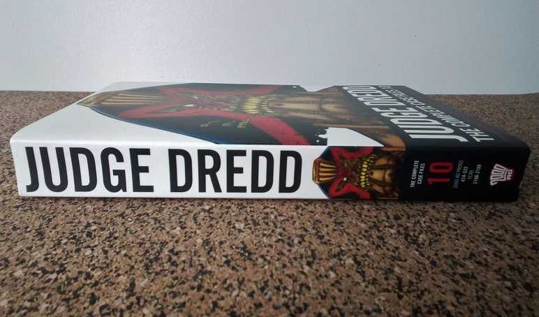 BD - Judge Dredd: The Complete Case Files 10
