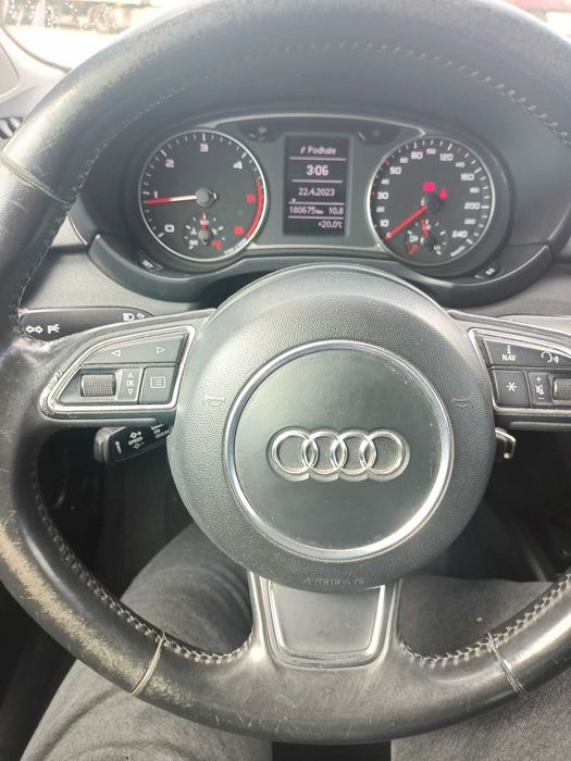 Audi A 1 - 5 drzwi , dobrze wyposażone . 2012 r