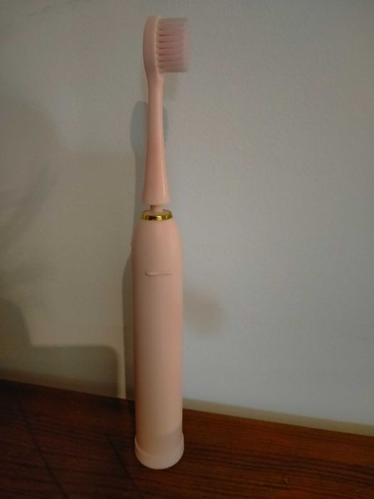Szczoteczka elektryczna z trzema końcówkami