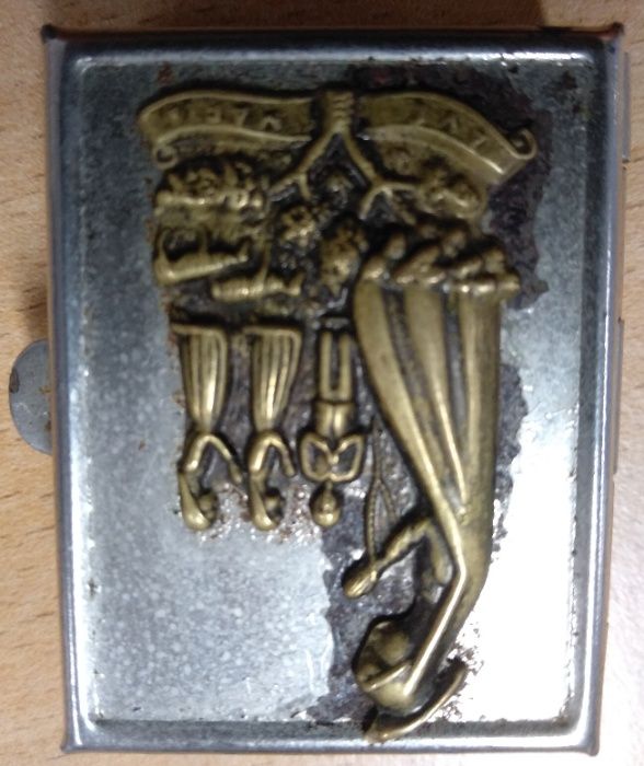 Antiga caixa metálica de medicamentos anos 60