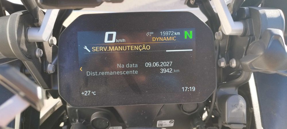Mota impecável sempre de garagem, todas revisões feitas na marca. Sem tempo para desfrutar