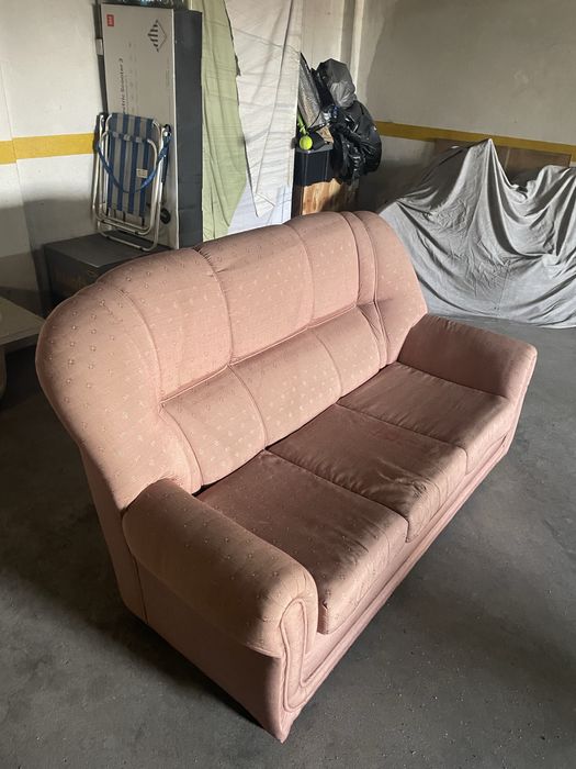 Sofá cama com três lugares.