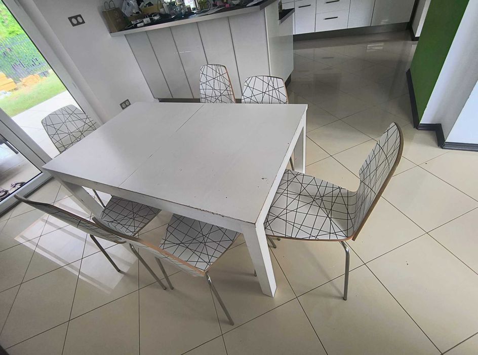 Biały stół Ikea Bjursta