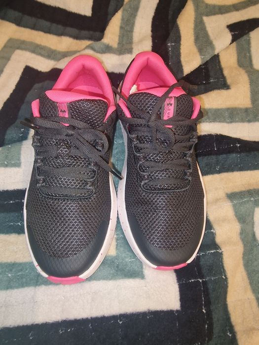 Продаються жіночі кросівки