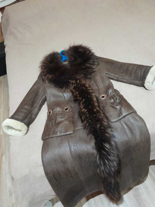 Продам натуральную дубленку с мехом енота