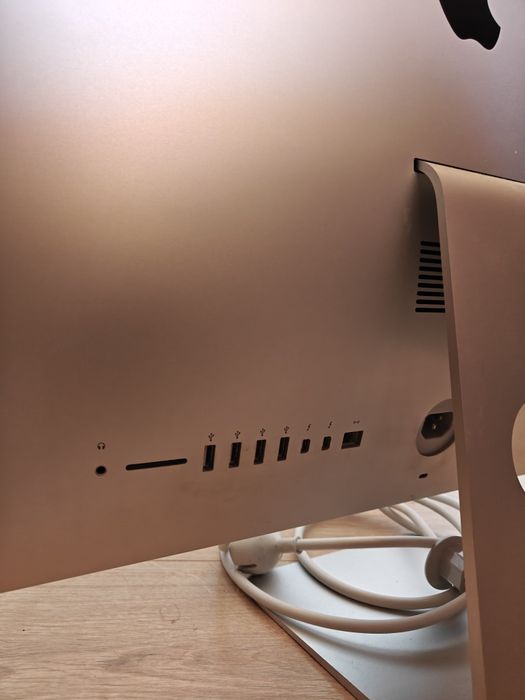 iMac 21.5in (Late 2015) + MagicMouse e teclado em óptimo estado