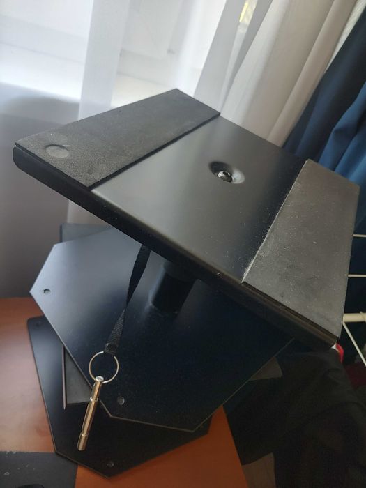 Statywy pod monitory studyjne