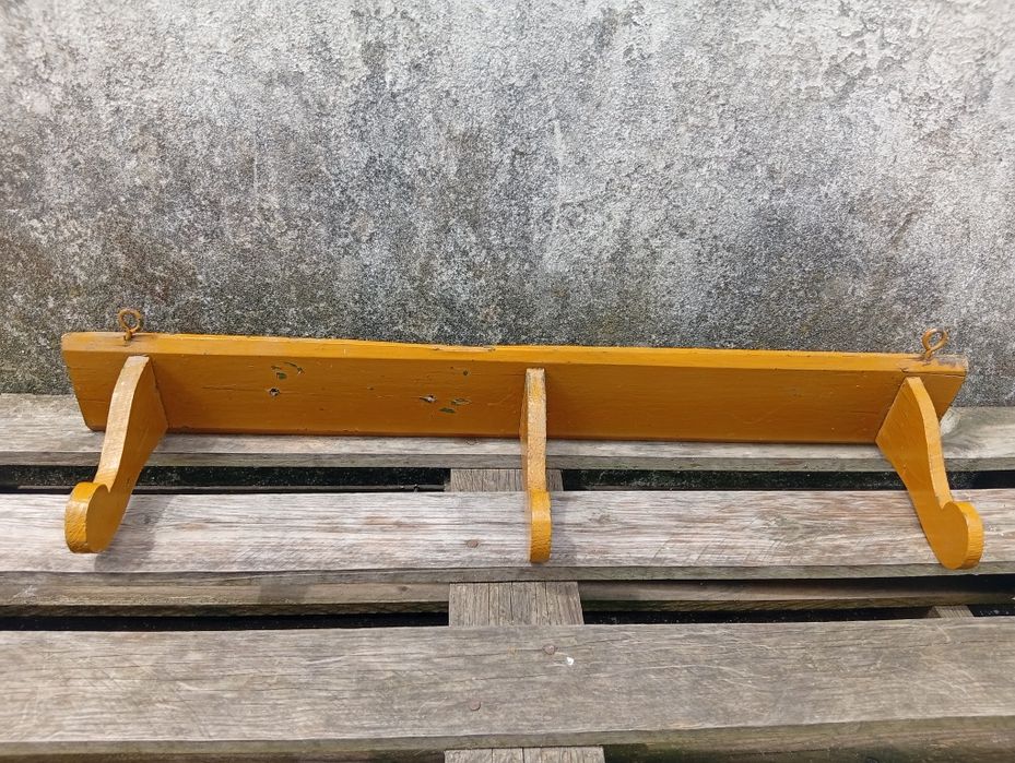 Cabide antigo em madeira, em amarelo mostarda,  com três ganchos