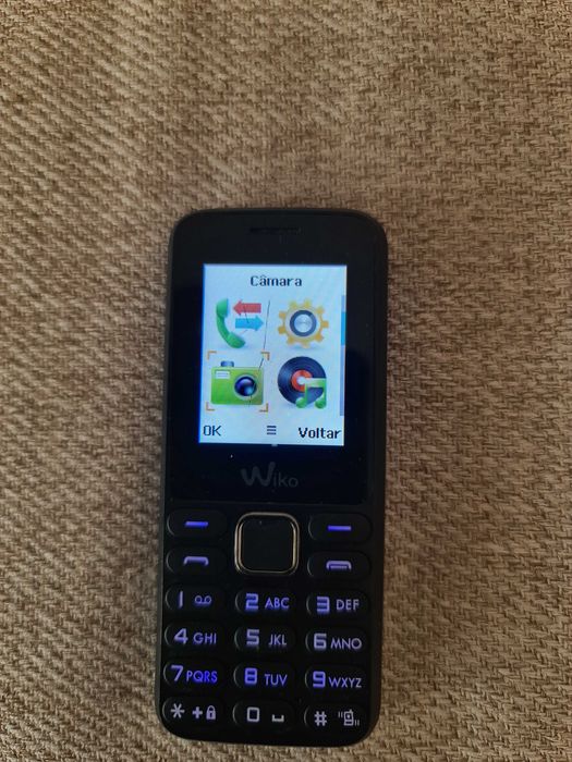 Telemovel Antigo Wiko leva 2 cartões têm um risco no visor muito leve mesmo preto