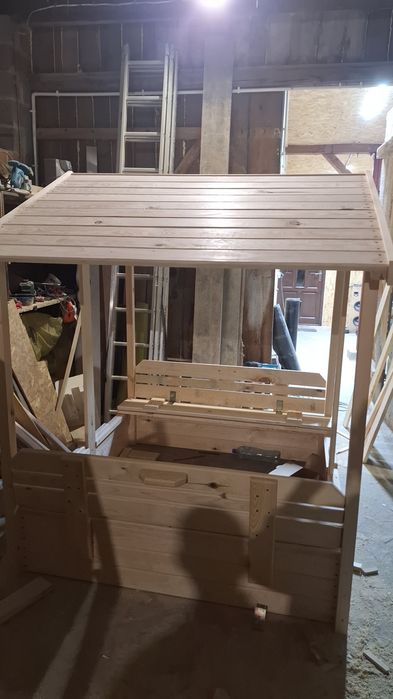 Piaskownica dla dzieci z dachem