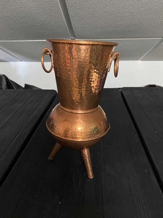 Chapeleiro de cobre martelado com duas pegas e 3 pés