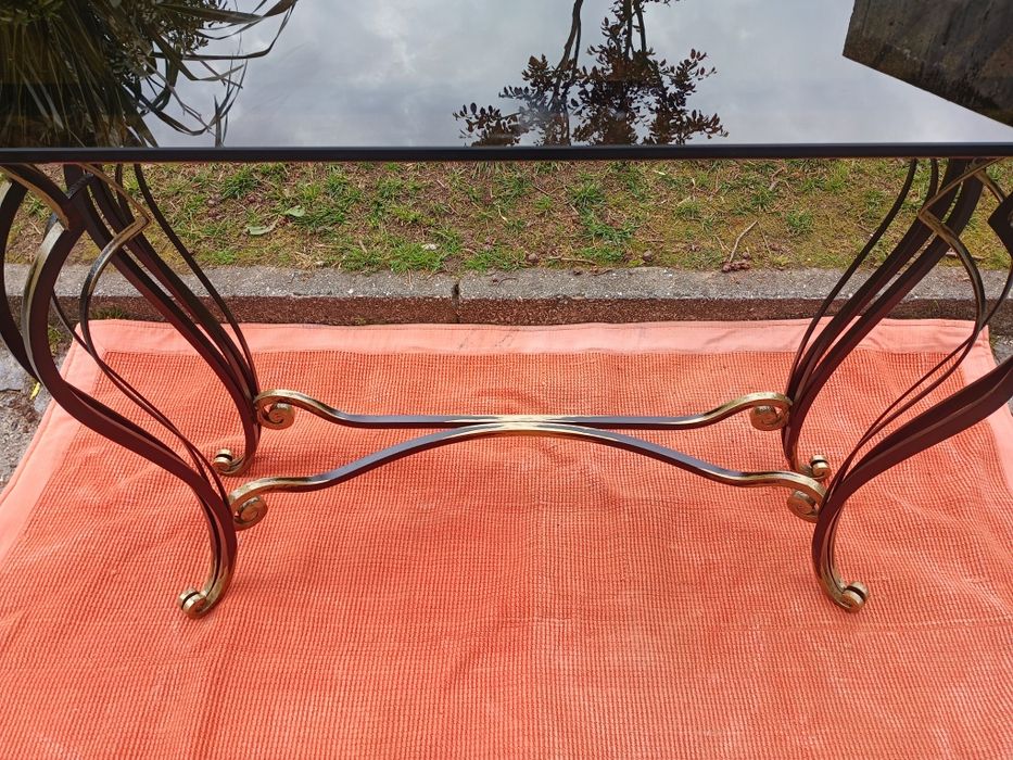 Belíssima mesa de apoio estilo vintage, estrutura em ferro fundido, tampo em vidro grés.
Medidas: 120/45/75cm altura